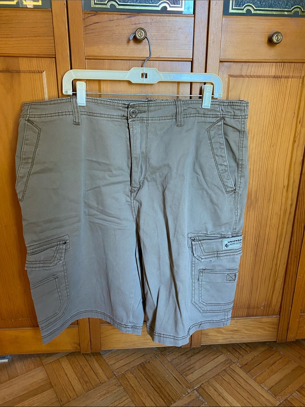 UNIONBAY Men's Cargo Shorts in Taupe barely worn. Size 40